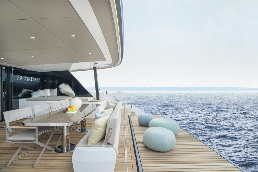 Geräumiges Deck auf der Sunreef 60, ideal zum Entspannen mit Kissen und direktem Zugang zum Wasser, mit einem atemberaubenden Blick.