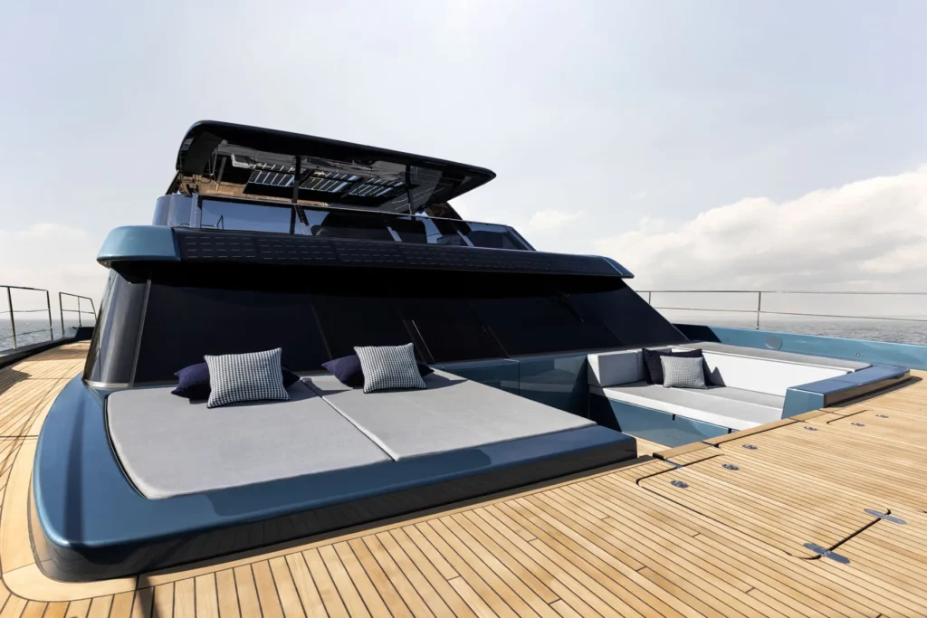 Die vordere Terrasse der Sunreef Power 60P Eco Yacht mit großzügigen Sonnenliegen und einem gemütlichen Sitzbereich. Der Bereich bietet perfekte Entspannungsmöglichkeiten unter freiem Himmel.