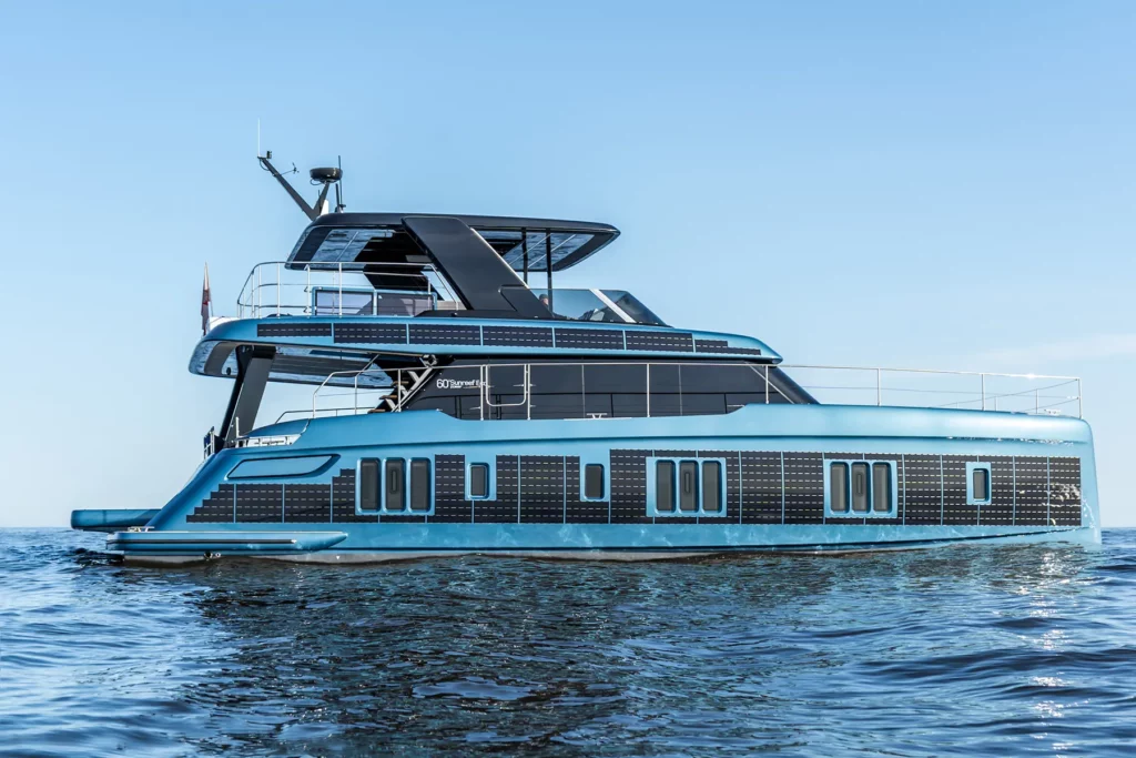 Seitenansicht der Sunreef Power 60P Eco Yacht auf offenem Meer. Die Yacht besticht durch ihr modernes Design und ihre integrierten Solarpanele, die die umweltfreundliche Technologie hervorheben.