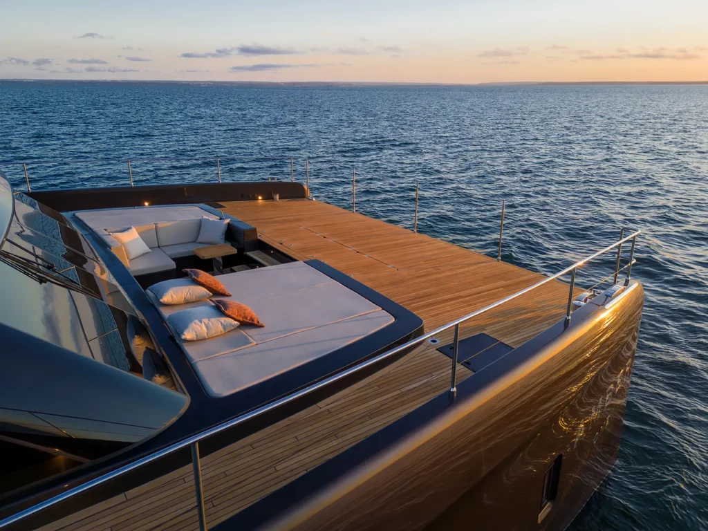 Elegantes Sonnenbade-Deck der 70 Sunreef Power, das über dem Bug des Katamarans liegt, mit gemütlichen Liegeflächen und weichen Kissen.