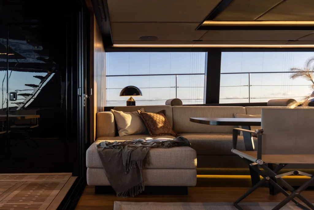 Gemütlicher Lounge-Bereich im Inneren des 70 Sunreef Power, mit warmen Farben und eleganten Möbeln, ideal zum Entspannen.