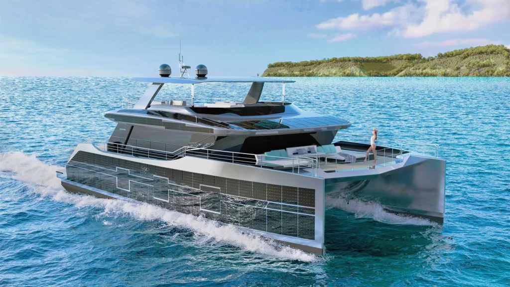 Außendeck eines Sunreef Supreme Power Eco-Katamarans, das geräumige Sitzbereiche und ein modernes Design bietet, während das Boot über türkisblaues Wasser fährt.