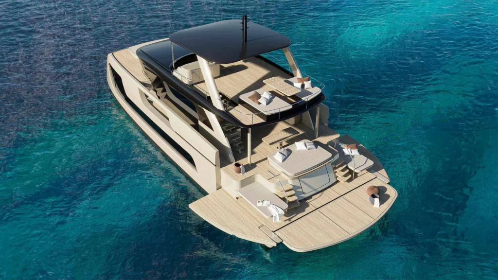 Die Sunreef 66 Ultima, die von hinten oben gezeigt wird, hebt ihre weitläufigen Decks und die luxuriösen Lounge-Bereiche auf dem Oberdeck hervor.