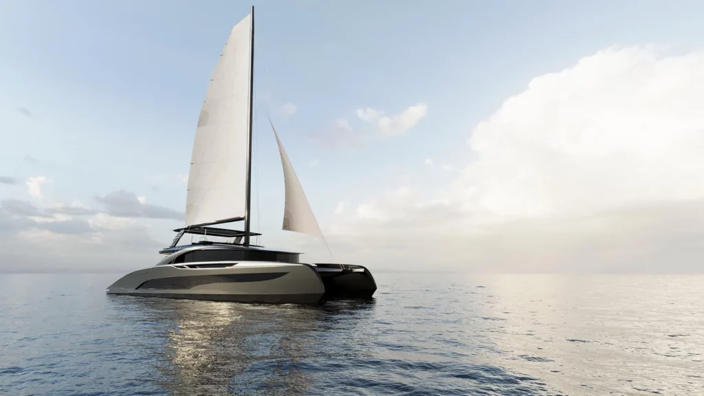 Eine Seitenansicht der Sunreef Zero Cat, eines eleganten, umweltfreundlichen Segelkatamarans. Die Yacht gleitet ruhig über das Wasser, die weißen Segel sind hoch aufgerichtet und das schlanke Design spiegelt sich im Ozean.