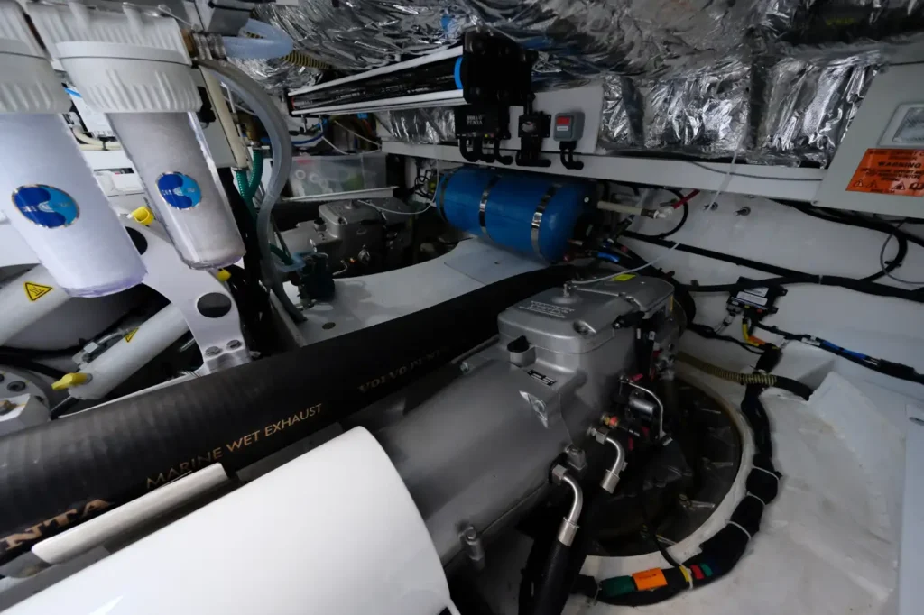 Princess_yachts_F50_engine_bay_04