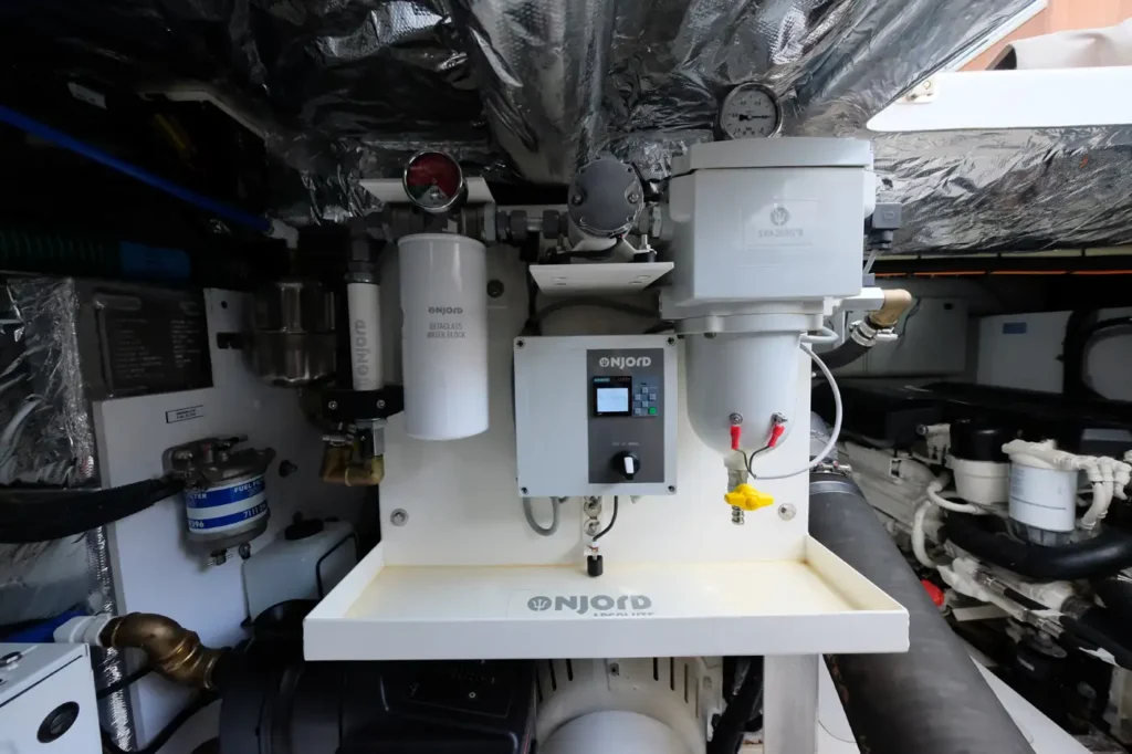 Princess_yachts_F50_engine_bay_07