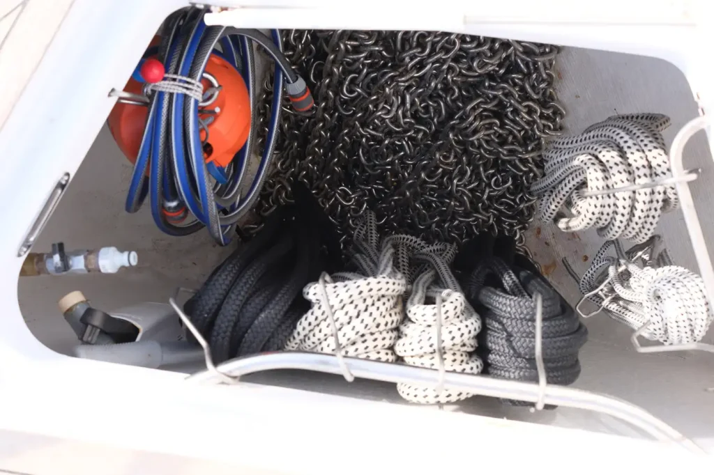 Princess_yachts_F50_engine_bay_08