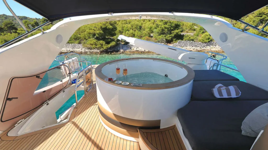 11-INSIEME-Jacuzzi-sundeck_