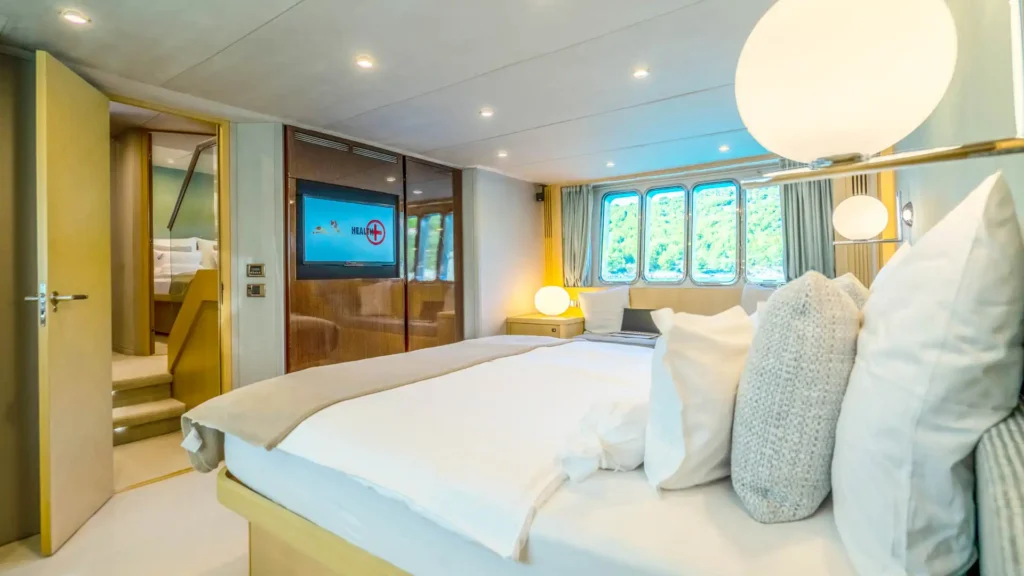 19-INSIEME-Master-cabin-view_