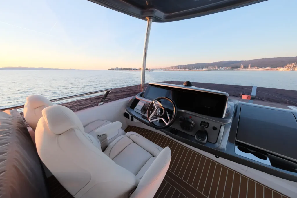 Princess_F55_2024_19_Flybridge_Helm