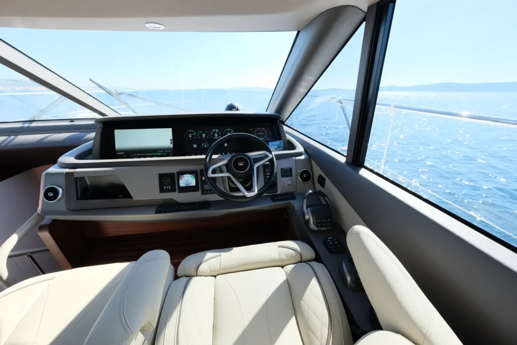 Princess_F55_2024_31_Helm_Controls