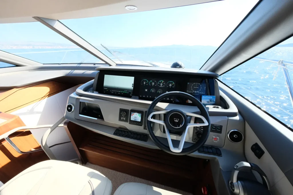 Princess_F55_2024_32_Helm_View