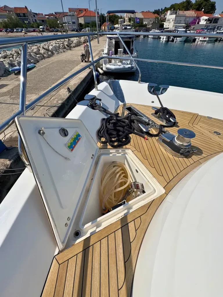 Avcon-Yacht_Princess_21M_Ankerkasten_mit_Taue_und_Technischer_Ausstattung