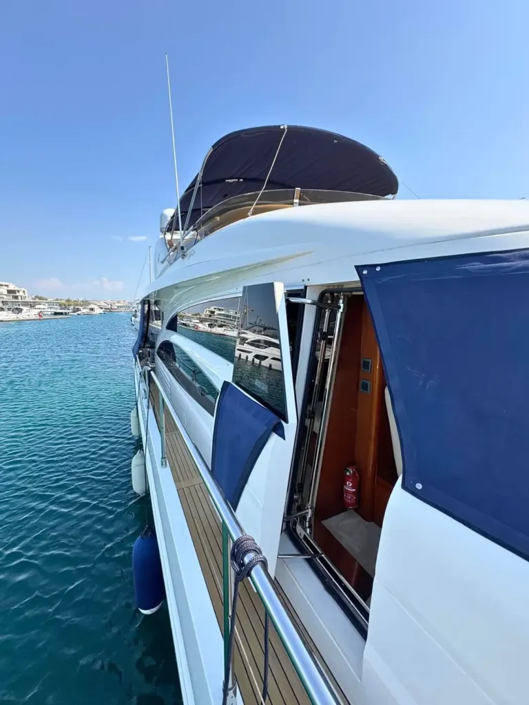 Avcon-Yacht_Princess_21M_Außenansicht_Teakholzdeck_und_Sonnenschutz