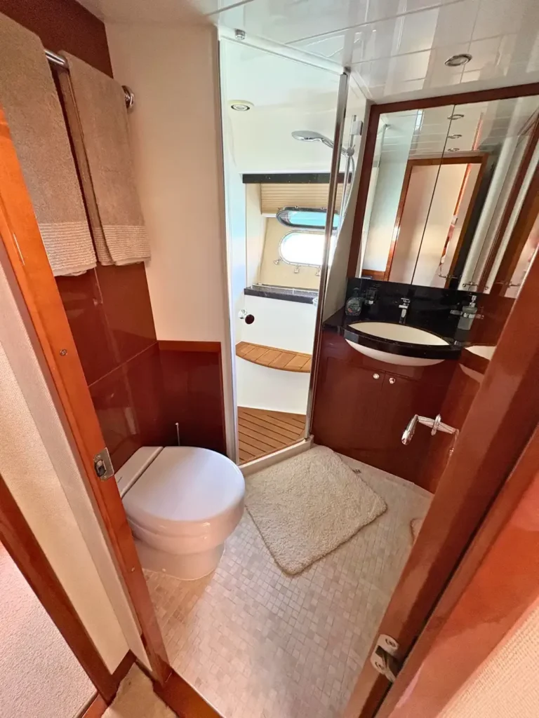 Avcon-Yacht_Princess_21M_Bad-mit-Dusche-und-Fenster-im-Oberdeck