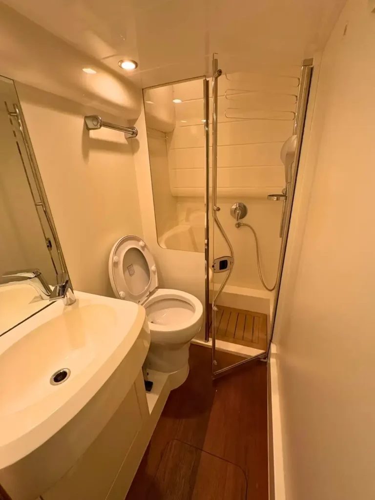 Avcon-Yacht_Princess_21M_Badezimmer-mit-WC-und-Duschkabine