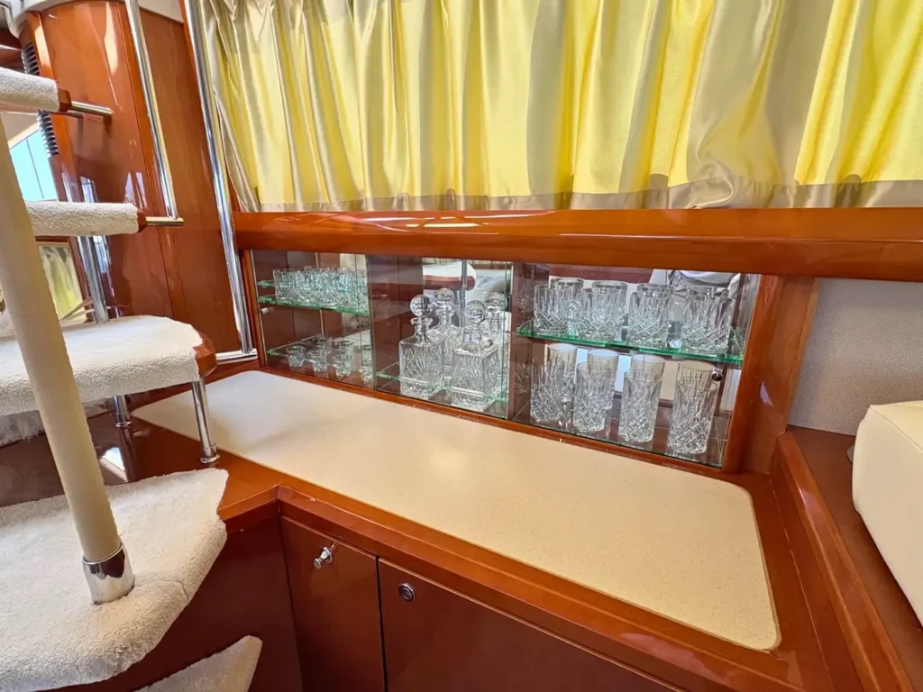 Avcon-Yacht_Princess_21M_Barglasvitrine-mit-Kristallglaesern