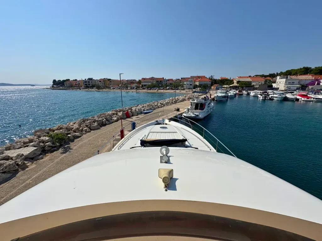 Avcon-Yacht_Princess_21M_Beiboot-auf-der-Heckplattform-der-Yacht