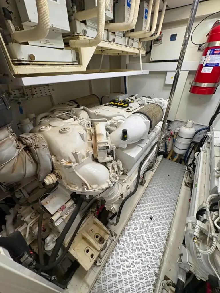 Avcon-Yacht_Princess_21M_Blick-auf-den-Hauptmotor-im-Technikraum