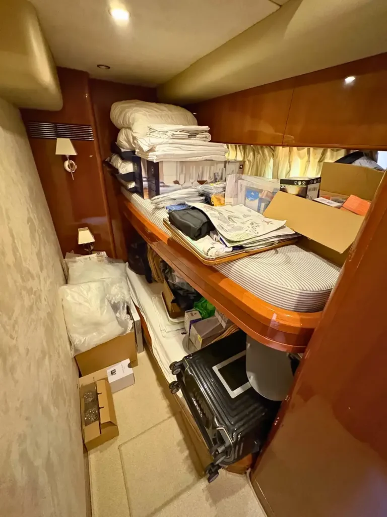 Avcon-Yacht_Princess_21M_Crewkabine-als-Stauraum-genutzt