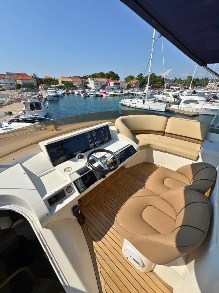 Avcon-Yacht_Princess_21M_Doppelsitz-am-Flybridge-Steuerstand
