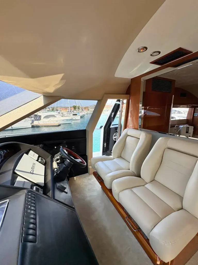 Avcon-Yacht_Princess_21M_Doppelsitz-an-der-Bruecke