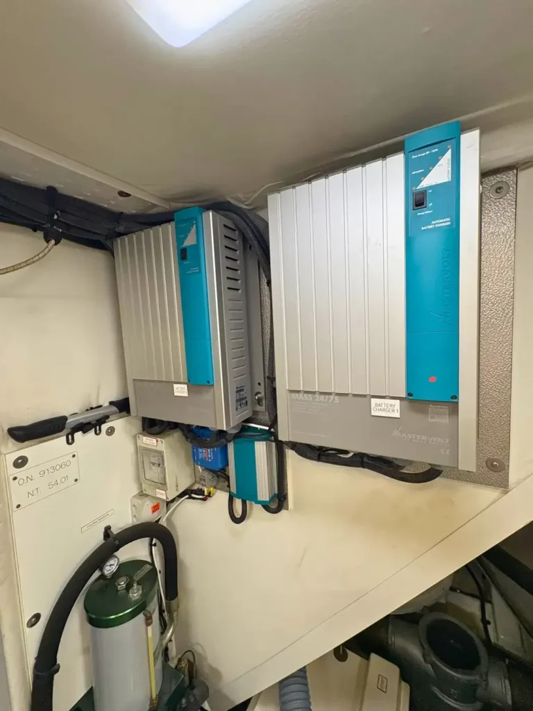 Avcon-Yacht_Princess_21M_Elektrikraum-mit-Batterieladegeräten