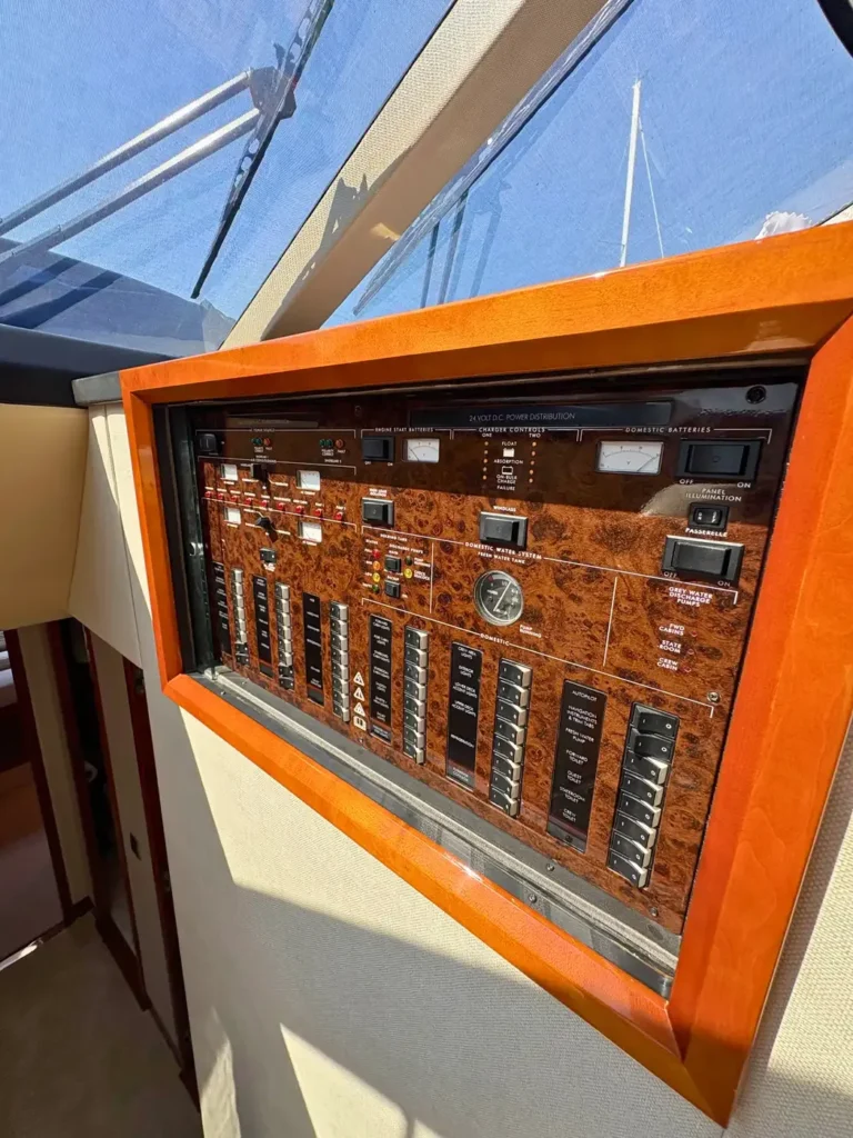 Avcon-Yacht_Princess_21M_Elektrisches-Steuerpanel-an-Bord