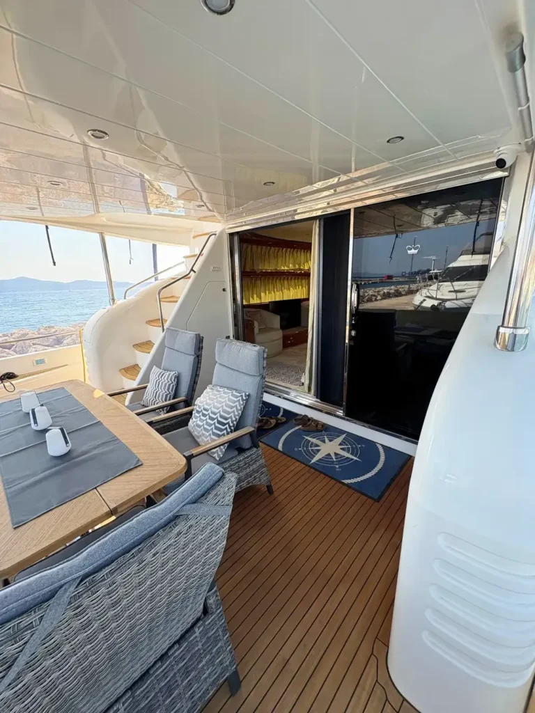 Avcon-Yacht_Princess_21M_Essbereich-unter-Deck-mit-Maritimem-Design