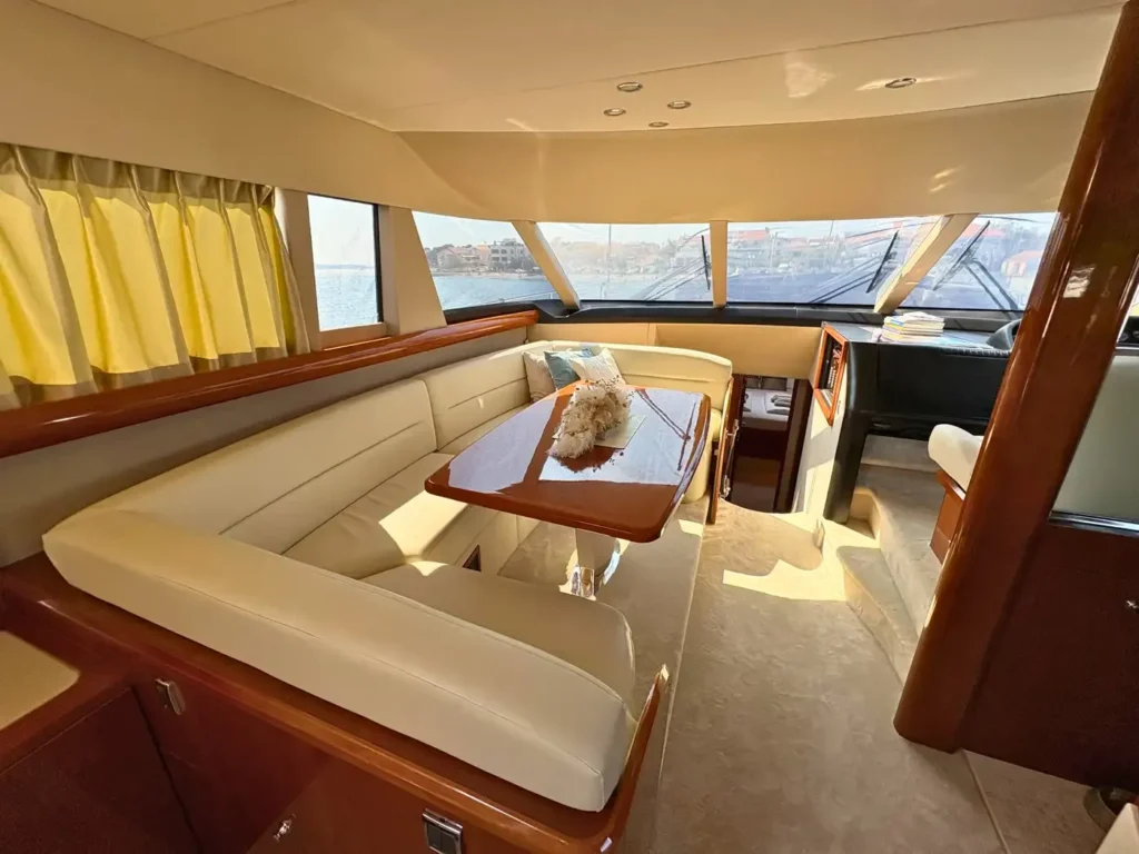 Avcon-Yacht_Princess_21M_Essbereich_mit_Panoramablick_und_Lederbank