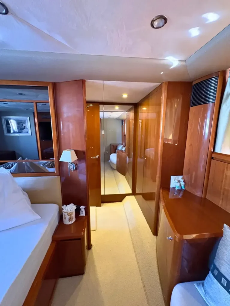 Avcon-Yacht_Princess_21M_Flur-zur-Masterkabine-mit-Spiegelwand