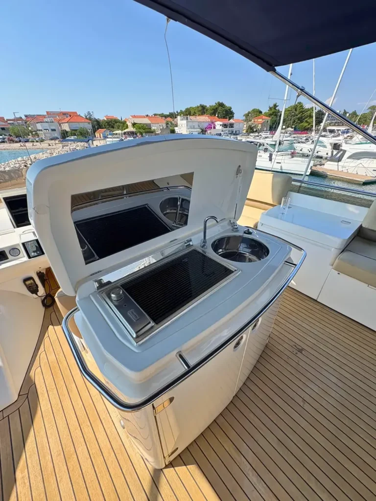 Avcon-Yacht_Princess_21M_Flybridge-Kombüse-mit-Grill-und-Spüle