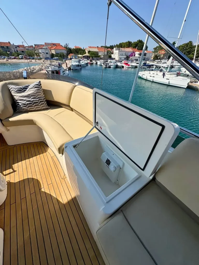 Avcon-Yacht_Princess_21M_Flybridge-Sitzbereich-mit-Kühlbox