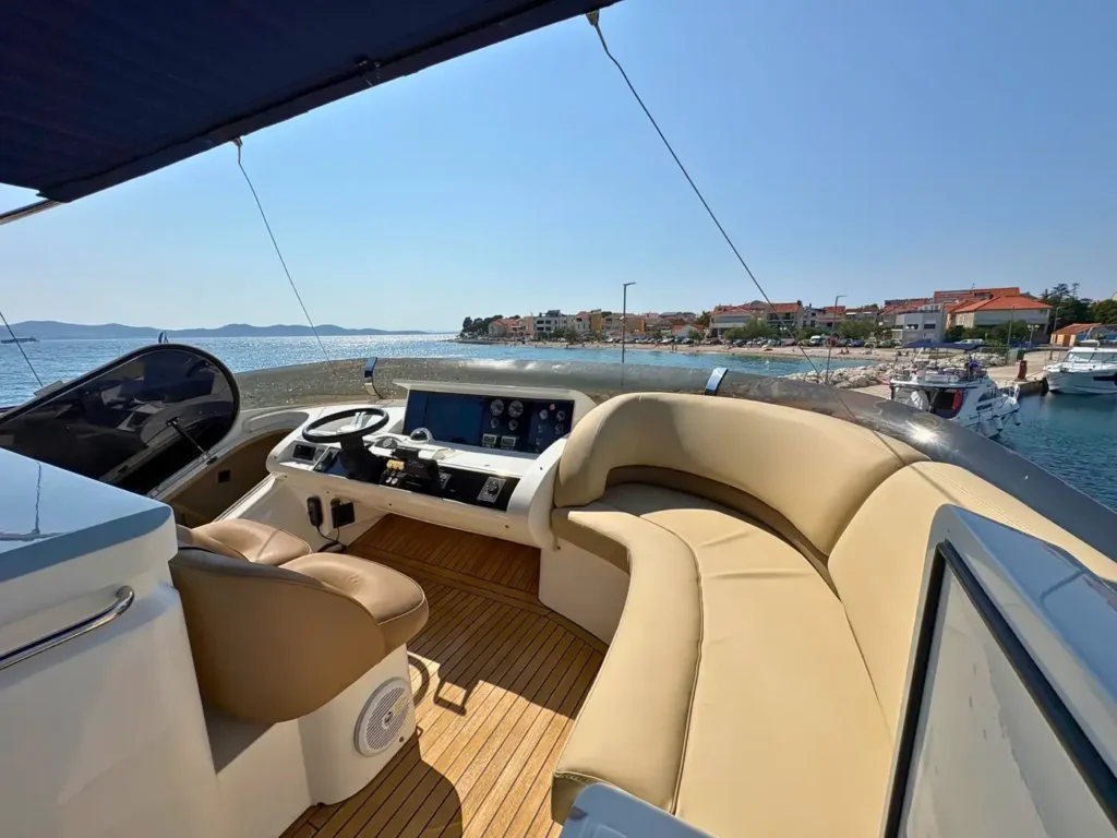 Avcon-Yacht_Princess_21M_Flybridge-Steuerstand-mit-Panoramablick