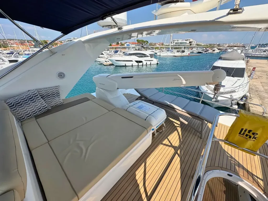 Avcon-Yacht_Princess_21M_Flybridge-mit-Kran-und-Badeplattform