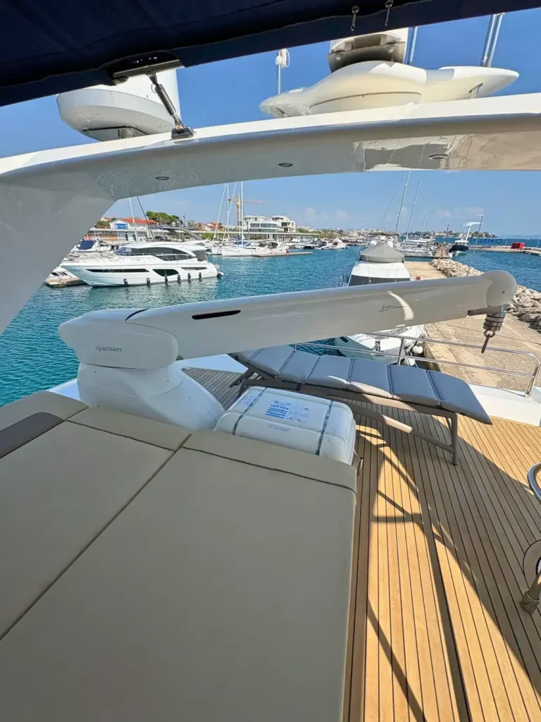 Avcon-Yacht_Princess_21M_Flybridge-mit-Sonnenliege-und-Yachtkran