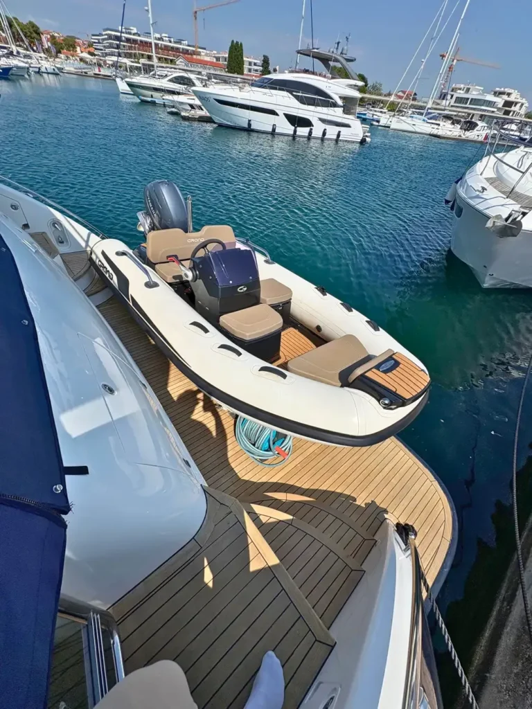 Avcon-Yacht_Princess_21M_Flybridge-mit-U-Sitzgruppe-und-Sonnendach