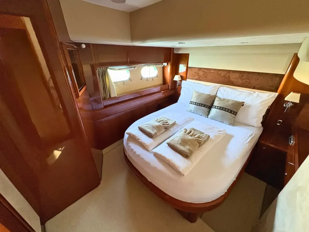 Avcon-Yacht_Princess_21M_Gaestekabine-mit-Fenster-und-Doppelbett