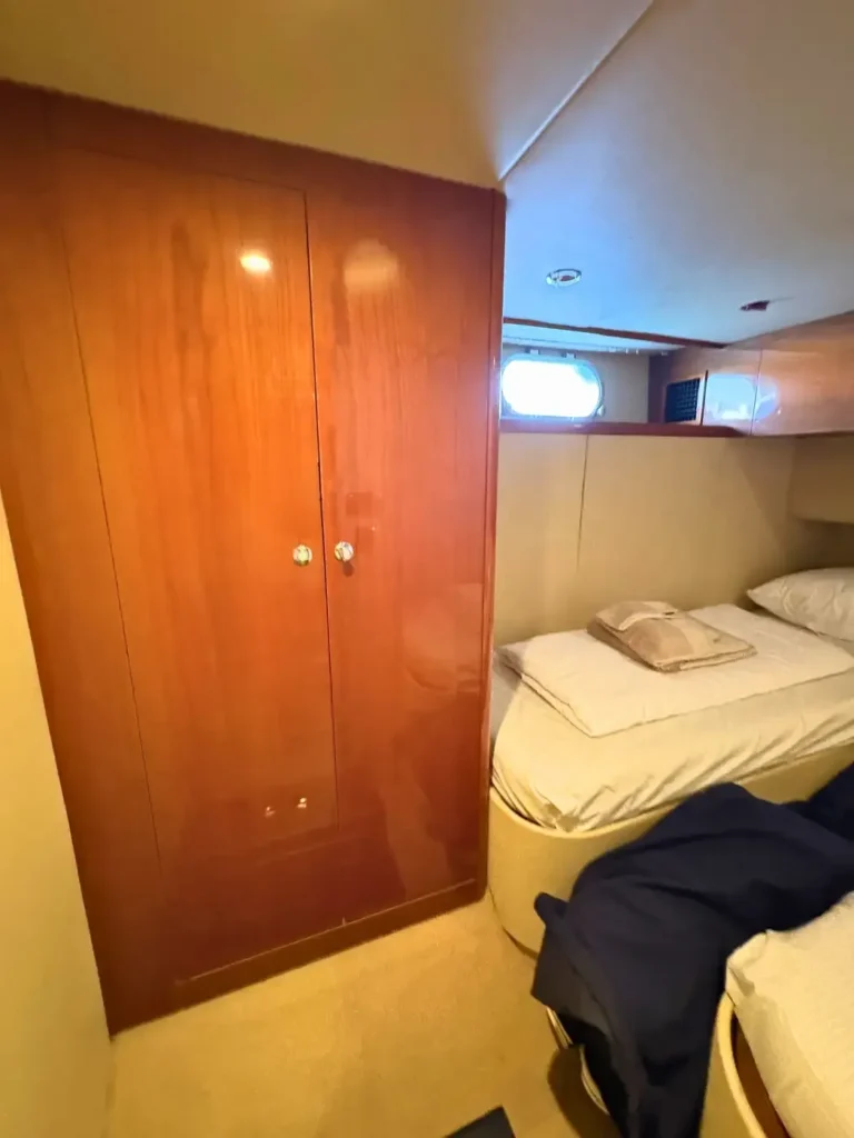 Avcon-Yacht_Princess_21M_Gästekabine-mit-Holzschrank-und-Fenster