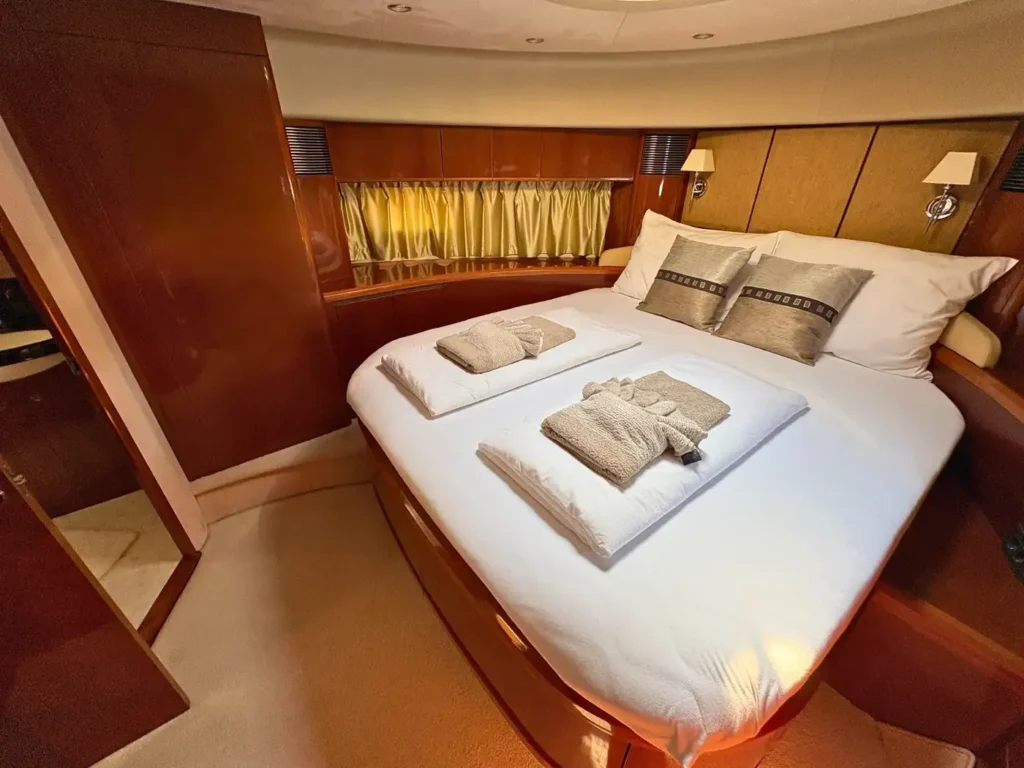 Avcon-Yacht_Princess_21M_Gaestekabine-vorne-mit-Doppelbett