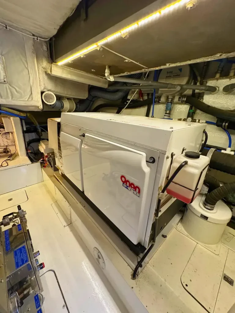 Avcon-Yacht_Princess_21M_Generator-im-Technikraum-der-Yacht