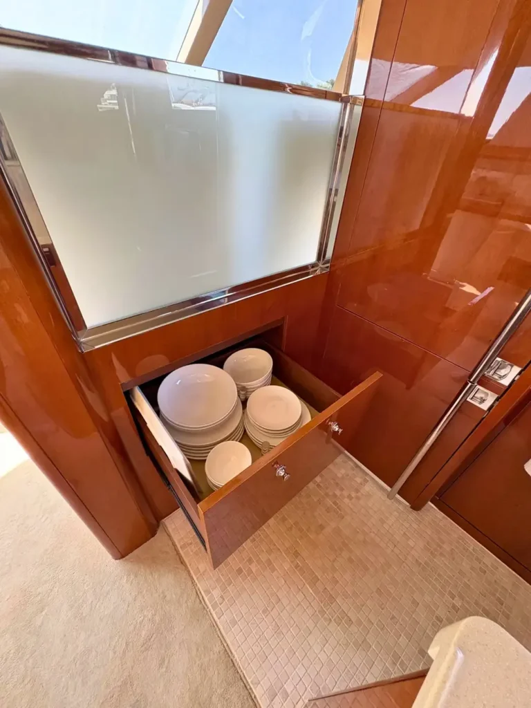 Avcon-Yacht_Princess_21M_Geschirrfach_in_der_Bordküche_Elegantes_Design