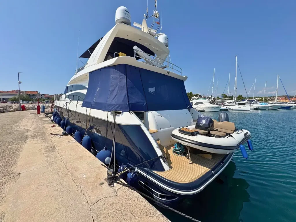 Avcon-Yacht_Princess_21M_Heckansicht-der-Yacht-mit-Beiboot