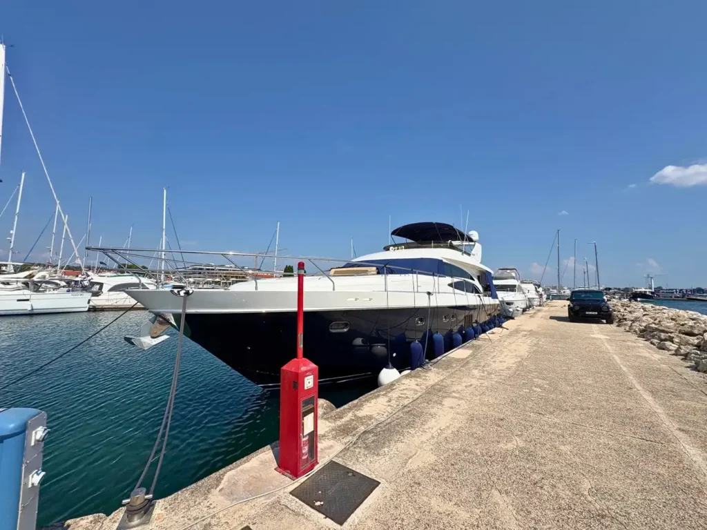 Avcon-Yacht_Princess_21M_Liegeplatz_im_Hafen_mit_Klarer_Sicht_auf_die_Yacht