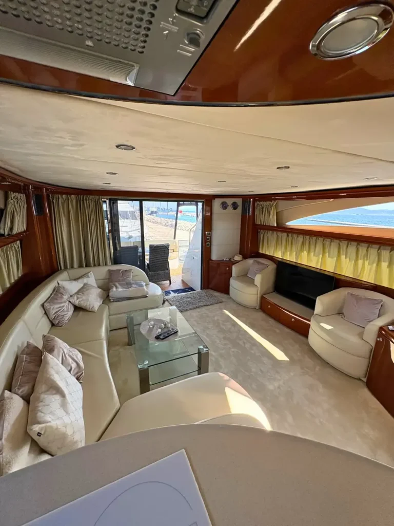 Avcon-Yacht_Princess_21M_Luxurioeser-Salon-mit-Panoramablick