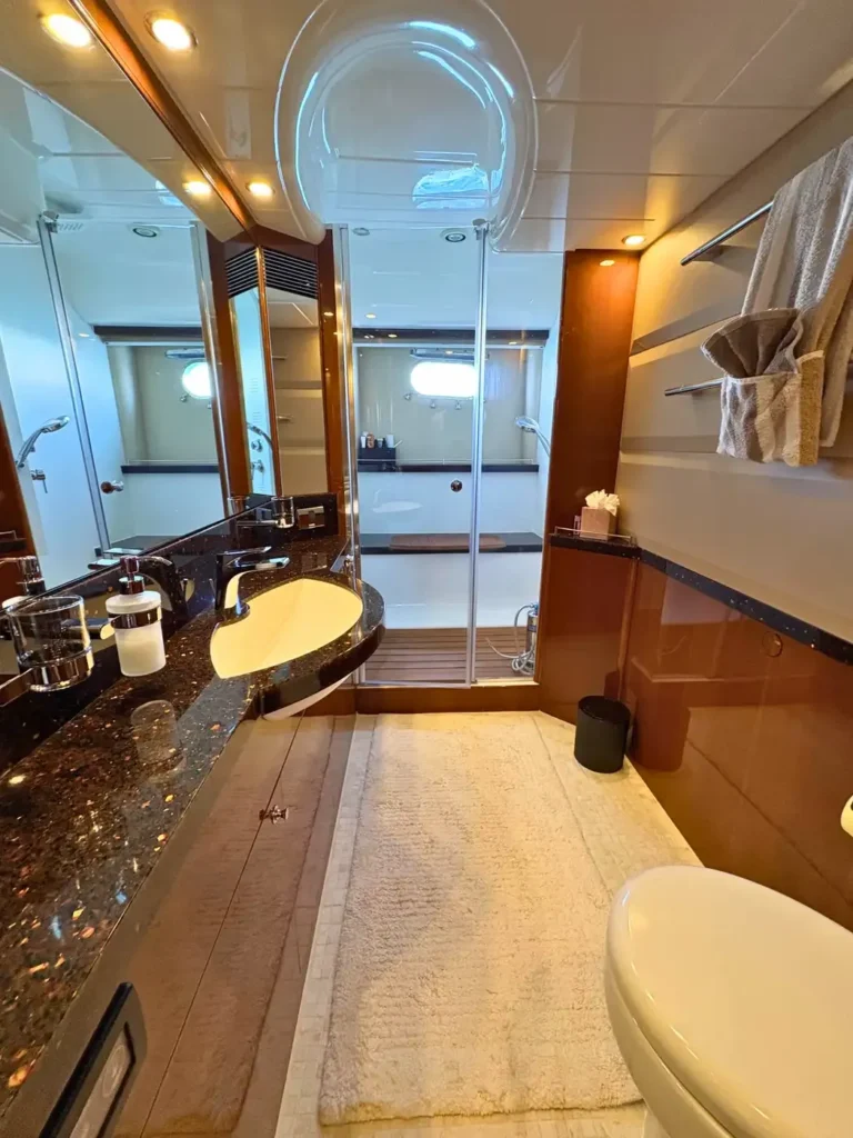 Avcon-Yacht_Princess_21M_Luxuriöses-Badezimmer-mit-großer-Dusche