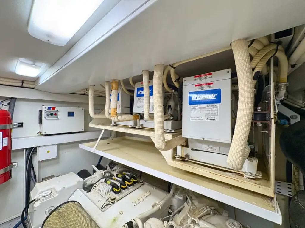 Avcon-Yacht_Princess_21M_Maschinenraum-mit-Klimaanlage