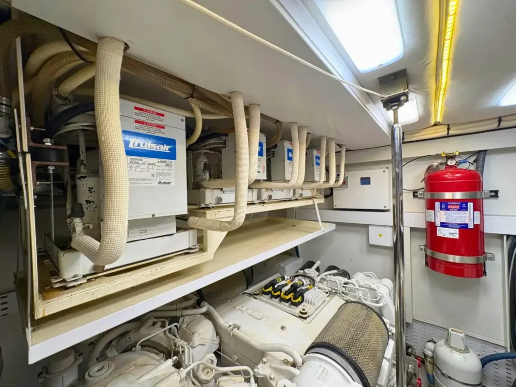 Avcon-Yacht_Princess_21M_Maschinenraum-mit-Klimasystem-und-Feuerlöscher