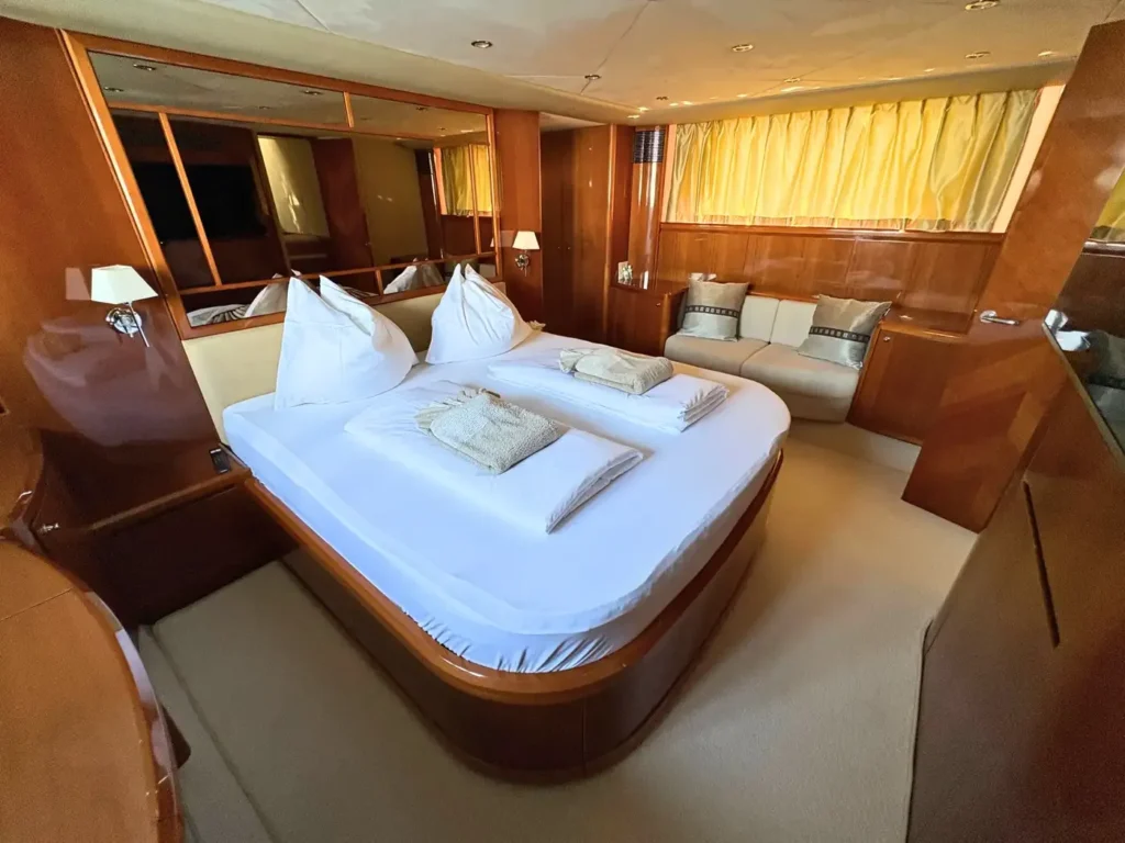 Avcon-Yacht_Princess_21M_Masterkabine-mit-Doppelbett-und-Sitzgelegenheit