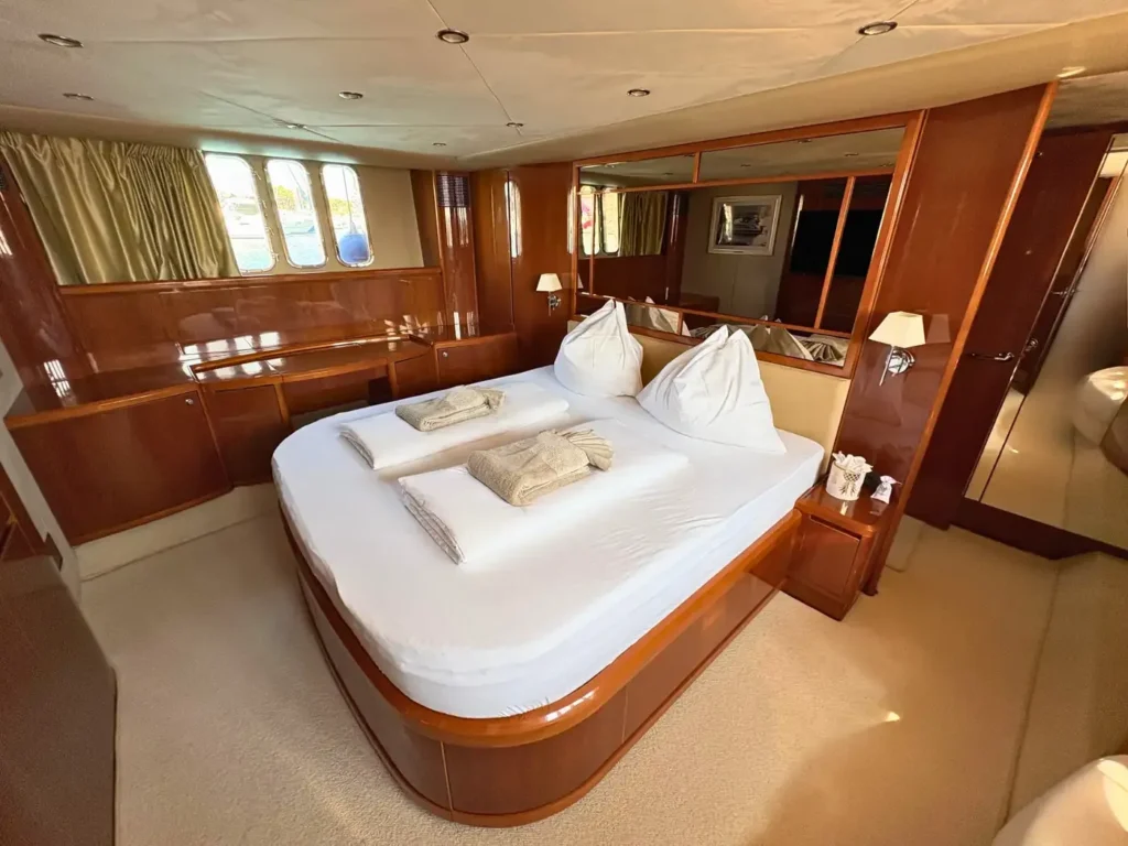 Avcon-Yacht_Princess_21M_Masterkabine-mit-Fenstern-und-Spiegelwand